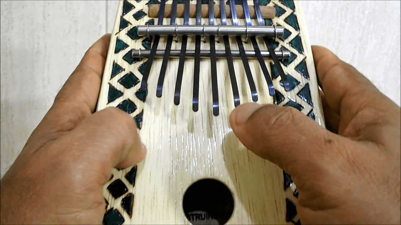 Kalimba em madeira decorada